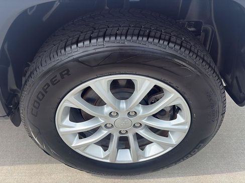 Used 2020 Jeep Cherokee Latitude w/ Cold Weather Group AWD/4WD image 11