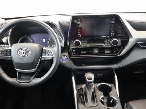 Used 2022 Toyota Highlander XLE AWD/4WD image 16
