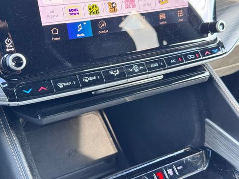 Used 2024 Jeep Wagoneer L Series II w/ Flexible Seating Group AWD/4WD image 13