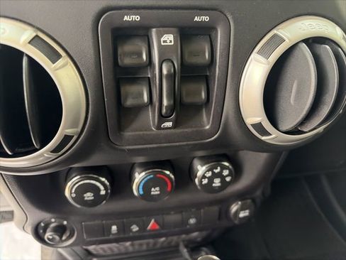 Used 2018 Jeep Wrangler Unlimited Sahara w/ Connectivity Group image 16