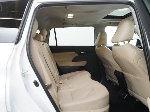 Used 2024 Toyota Highlander XLE image 12