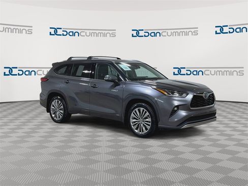 Used 2021 Toyota Highlander Platinum image 2