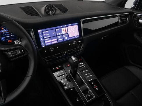 Used 2025 Porsche Macan image 32