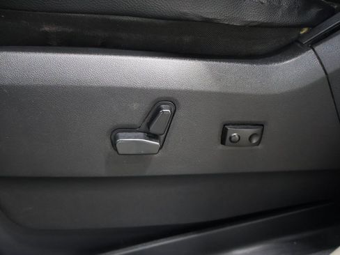 Used 2016 Chrysler Town & Country Touring-L image 14