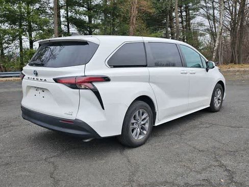 Used 2022 Toyota Sienna LE image 4