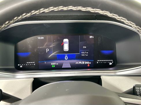 Certified 2025 Volkswagen Taos SE image 9