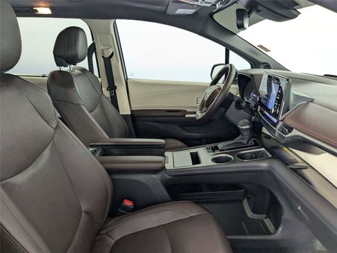 Certified 2022 Toyota Sienna Platinum FWD image 33