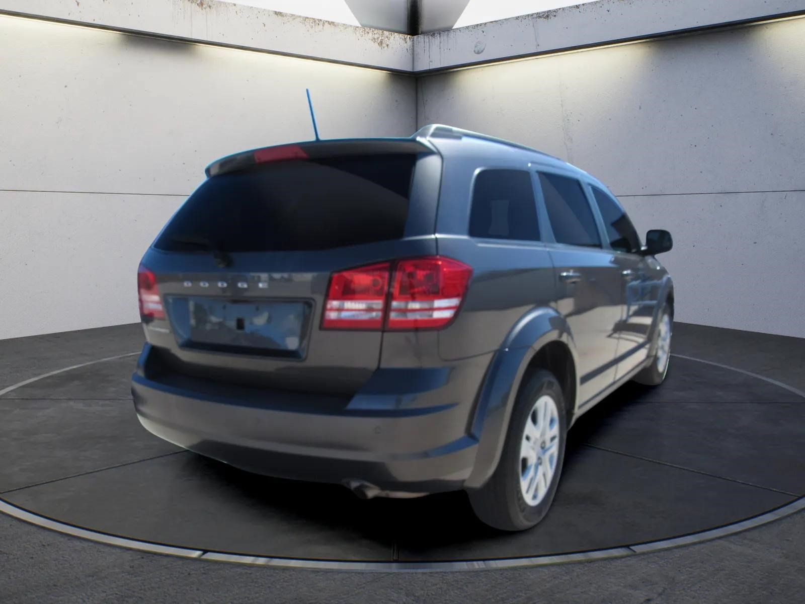 Used 2020 Dodge Journey SE FWD image 3