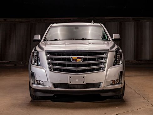 Used 2020 Cadillac Escalade 2WD image 2