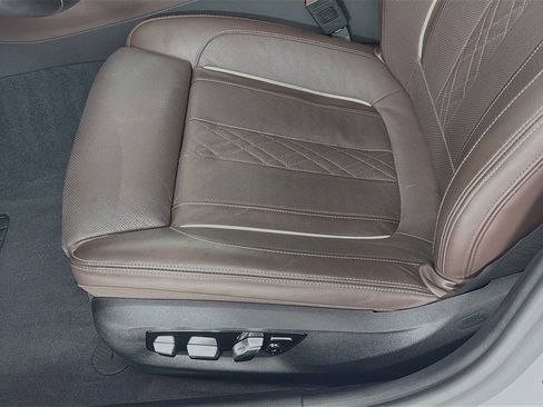 Used 2021 BMW M550i xDrive w/ Dynamic Handling Package image 21