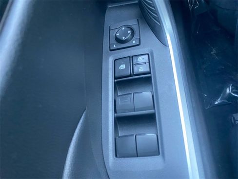 Used 2021 Toyota RAV4 LE image 17