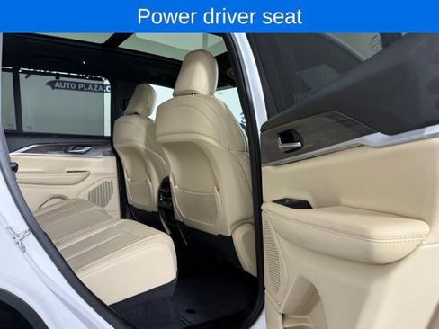 Used 2023 Jeep Grand Cherokee Limited w/ Luxury Tech Group II AWD/4WD image 18