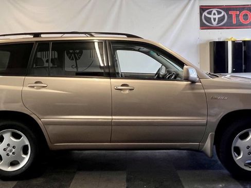 Used 2005 Toyota Highlander 4WD V6 w/ 3rd Row image 2