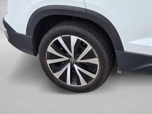Used 2024 Volkswagen Taos SE w/ Panoramic Sunroof Package FWD image 24
