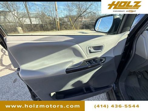 Used 2018 Toyota Sienna XLE image 15