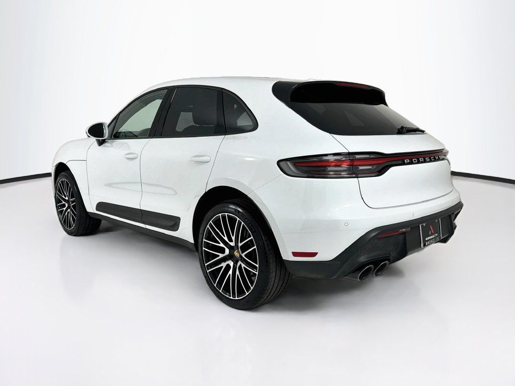Certified 2025 Porsche Macan AWD/4WD image 3