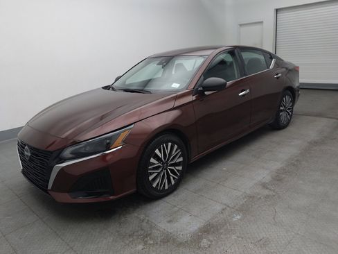 Used 2024 Nissan Altima 2.5 SV image 3