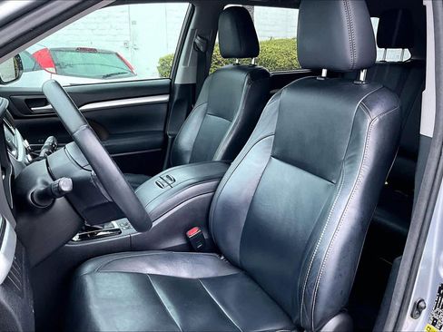 Used 2014 Toyota Highlander XLE image 7