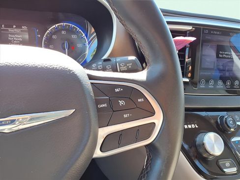 Used 2017 Chrysler Pacifica Touring-L image 11