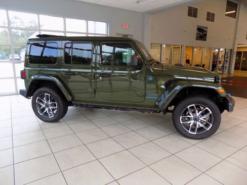 Used 2024 Jeep Wrangler Unlimited w/ Convenience Group AWD/4WD image 10