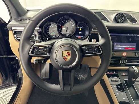 Certified 2025 Porsche Macan image 16