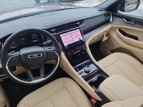 New 2025 Jeep Grand Cherokee Limited w/ Trailer Tow Package image 21