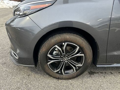 Used 2025 Toyota Sienna Platinum image 29