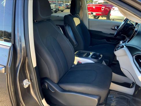 Used 2021 Chrysler Pacifica Touring image 8