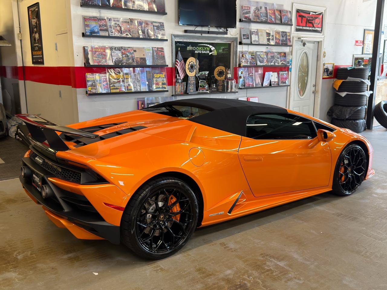 Used 2021 Lamborghini Huracan EVO RWD image 30