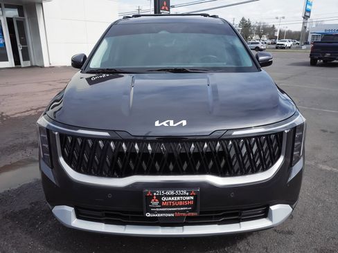 Used 2025 Kia Carnival EX image 2