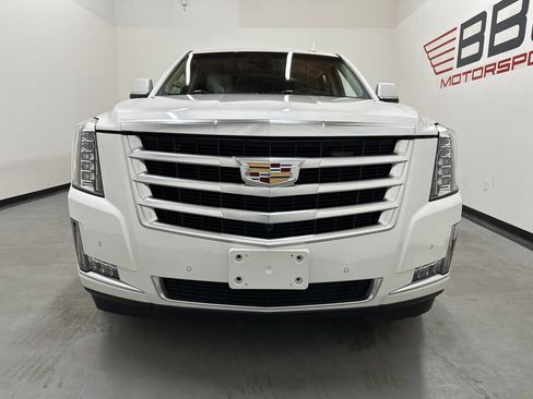 Used 2019 Cadillac Escalade Luxury AWD/4WD image 4