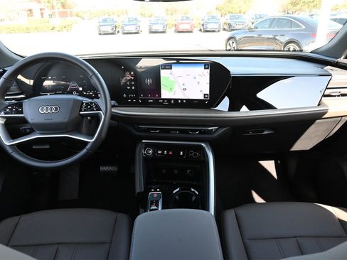 Used 2025 Audi Q5 Premium w/ Convenience Package image 4