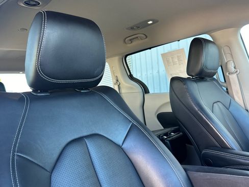 Used 2024 Chrysler Pacifica Touring-L FWD image 19