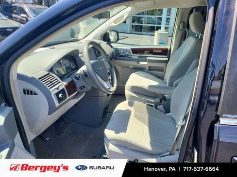 Used 2010 Chrysler Town & Country Touring FWD image 8