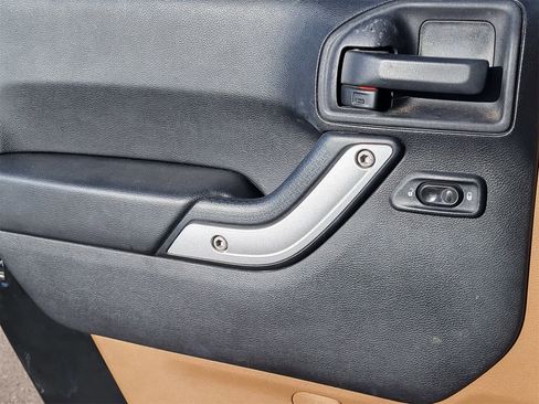 Used 2014 Jeep Wrangler Unlimited Rubicon w/ Connectivity Group image 19