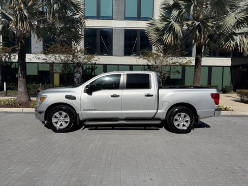 Used 2017 Nissan Titan SV image 8