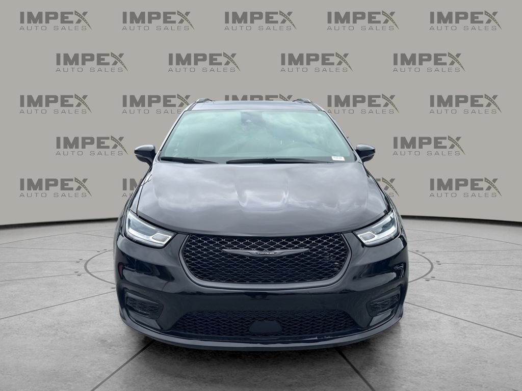 Used 2025 Chrysler Pacifica Limited FWD image 5