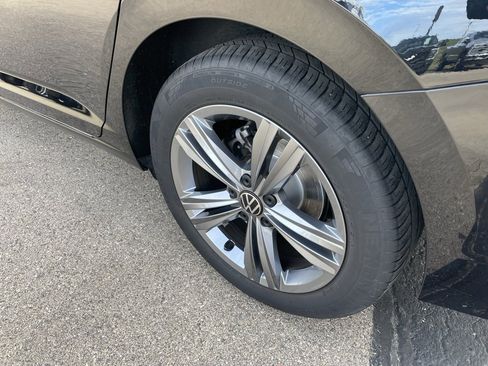 Used 2024 Volkswagen Jetta SE image 3