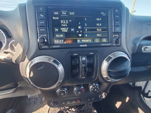 Used 2017 Jeep Wrangler Unlimited Rubicon w/ Cold Weather Group AWD/4WD image 18