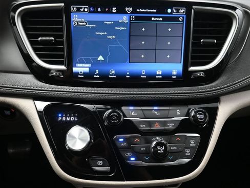 Used 2024 Chrysler Pacifica Limited FWD image 7