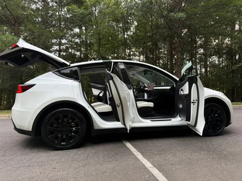 Used 2022 Tesla Model Y Long Range AWD/4WD image 22