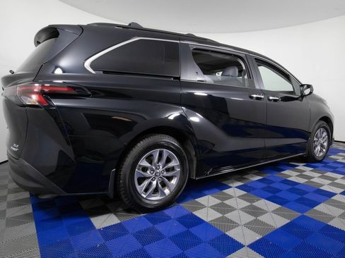 Used 2023 Toyota Sienna XLE image 5