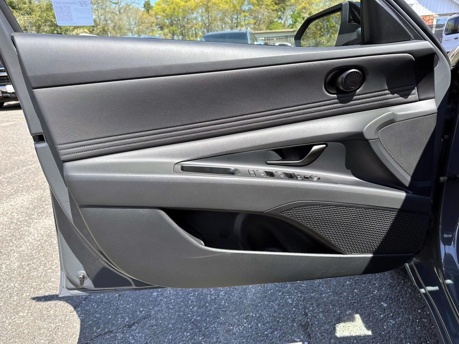 Used 2025 Hyundai Elantra Sport FWD image 9
