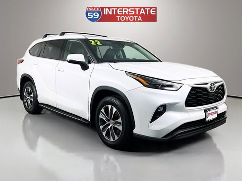 Used 2022 Toyota Highlander XLE AWD/4WD image 1