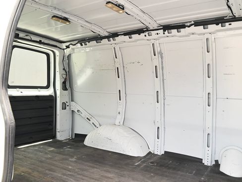 Used 2021 GMC Savana 2500 RWD image 9
