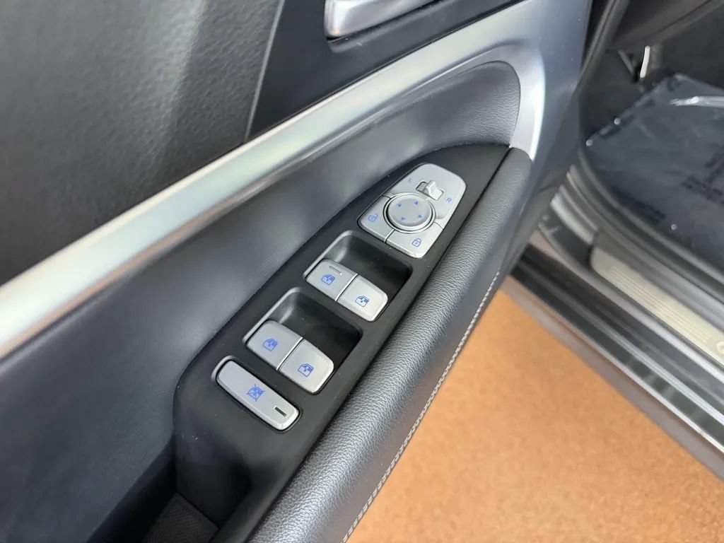 Used 2021 Genesis G70 2.0T AWD/4WD image 16