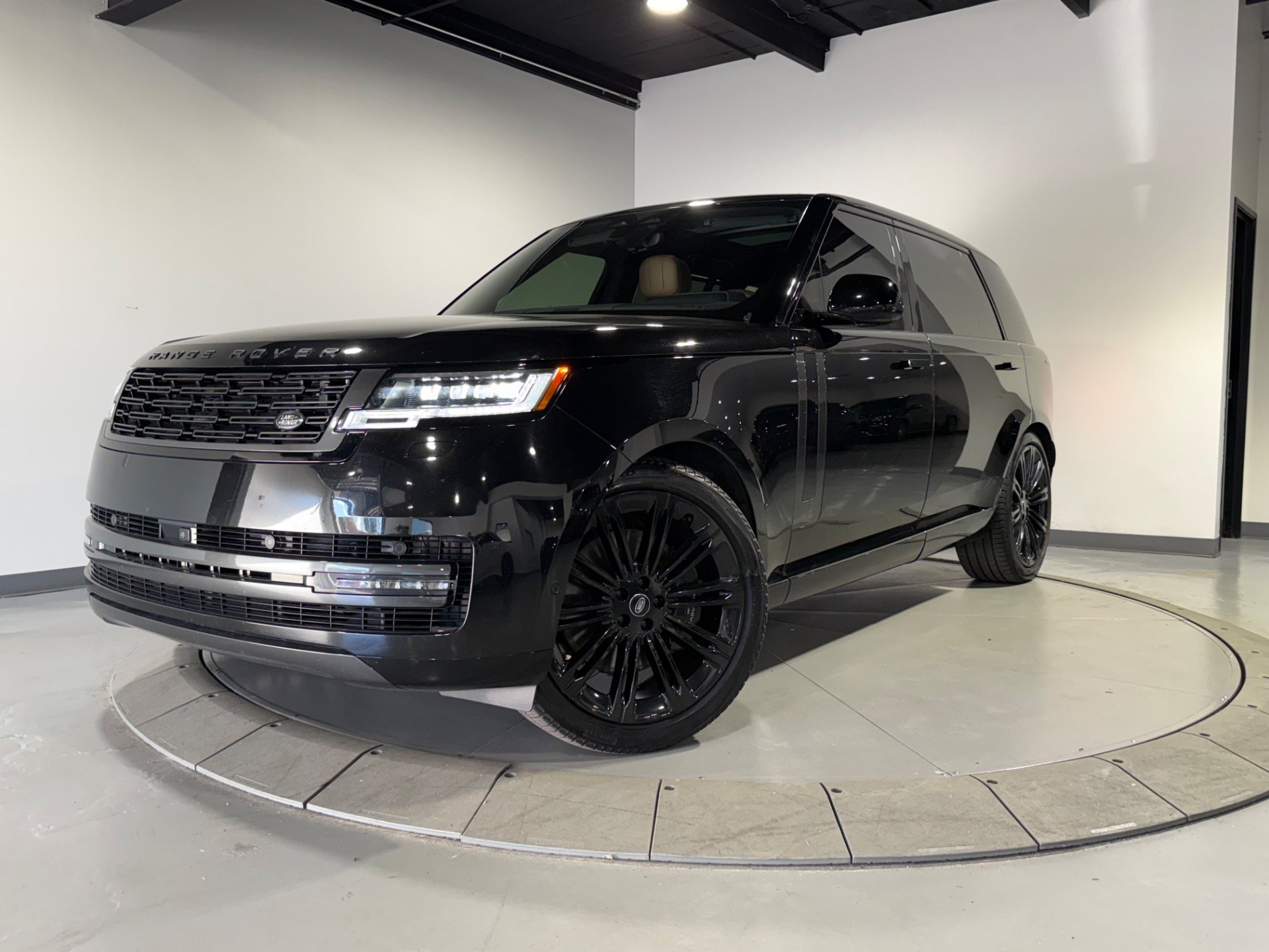 Used 2024 Land Rover Range Rover Long Wheelbase SE AWD/4WD image 1