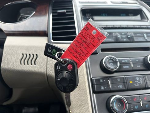 Used 2010 Ford Taurus Limited image 17