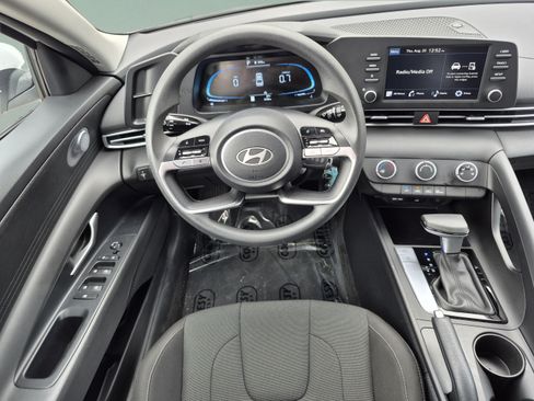 Used 2025 Hyundai Elantra SE FWD image 11