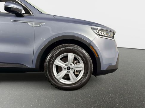 Used 2023 Kia Sorento LX FWD image 4